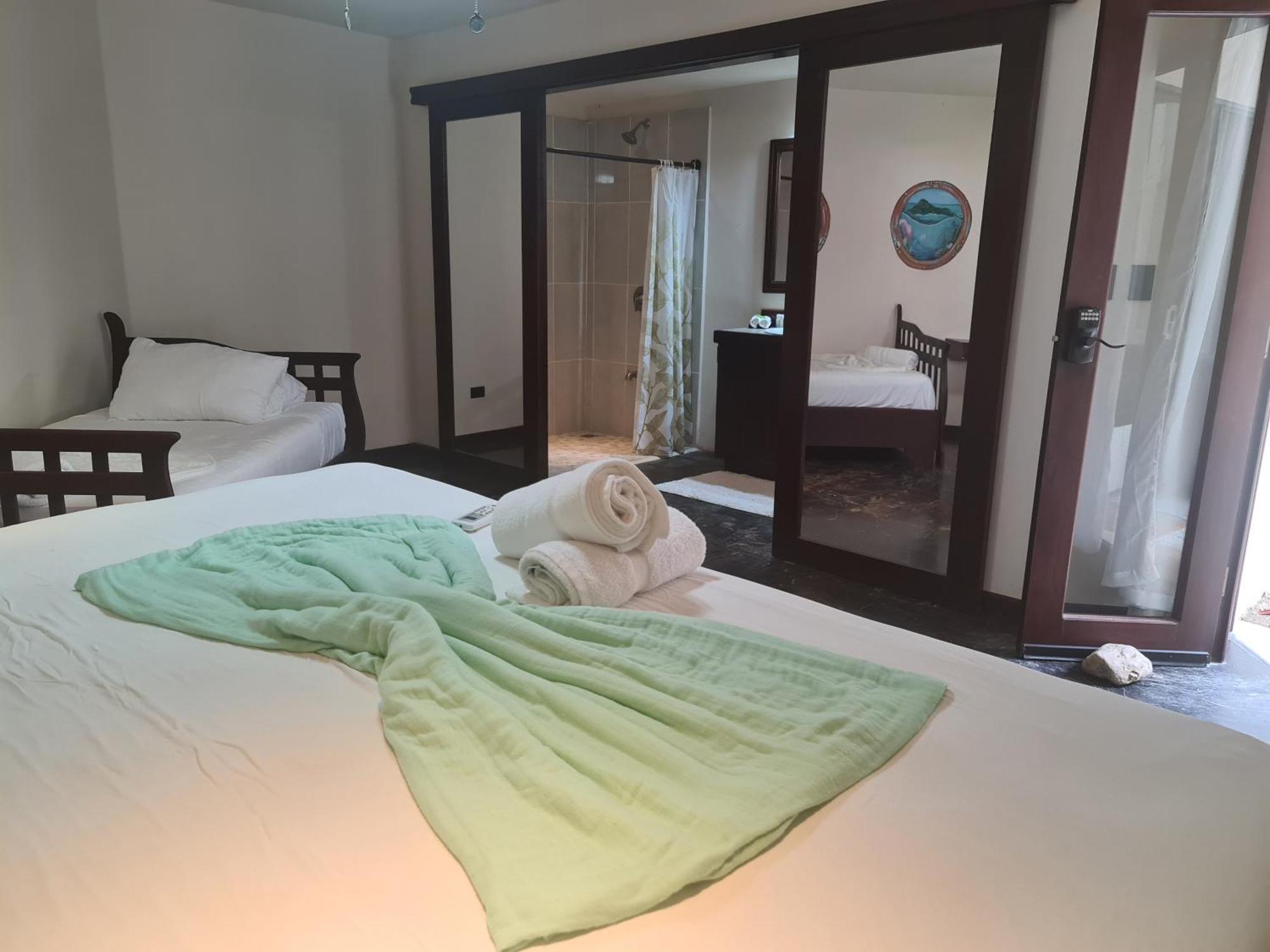 Hona Beach Hotel Dominical Værelse billede